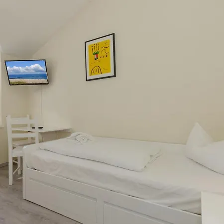 Strandstrasse 16 Strandstrasse 16-16 *